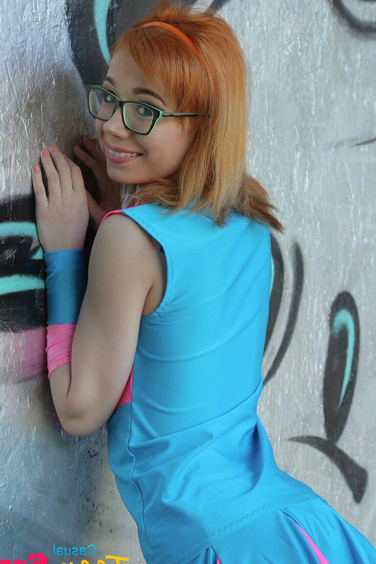 21P L'adolescente amateur à lunettes Kira Roller s'agenouille pour sucer une bite et se fait défoncer