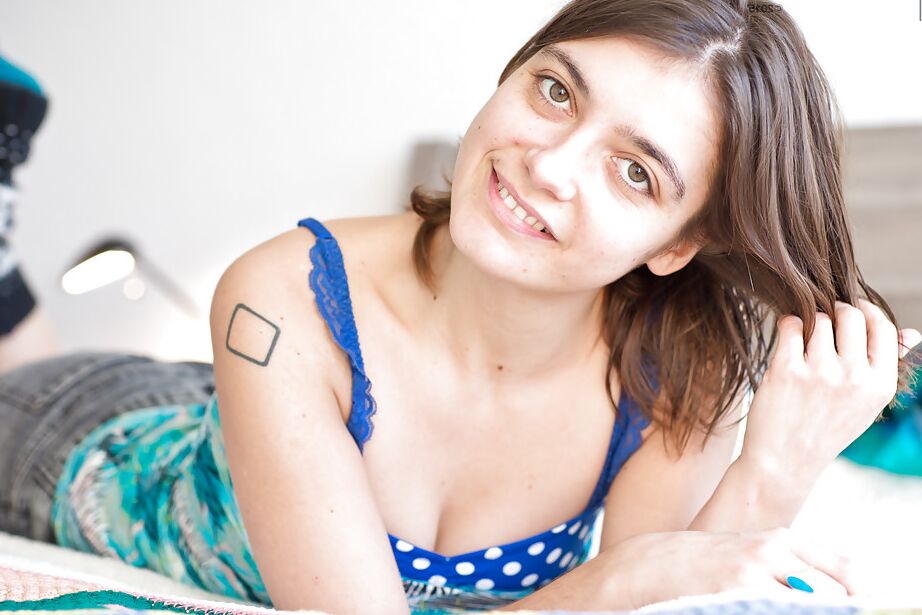 16P Amadora peluda big tit adolescente Flora espalhando sua buceta gostosa