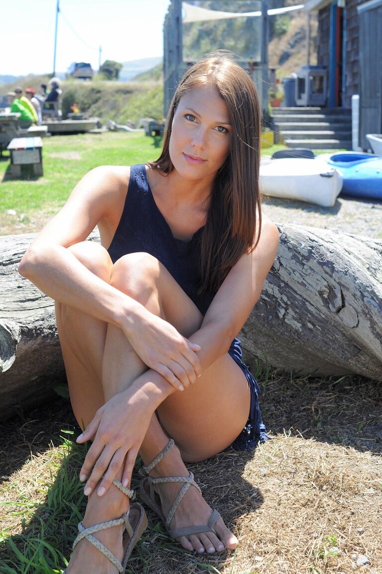 21P Das schwüle brünette Babe Avia zeigt und spreizt ihre heiße Muschi in der Öffentlichkeit