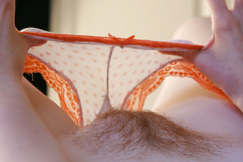 16P 巨乳の赤毛クロエ B が大きな自然のおっぱいで遊んで自分の乳首をなめる