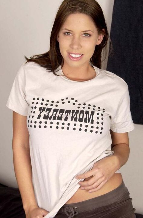 20P La hermosa joven Hailey se abre el coño con los dedos después de quitarse la ropa