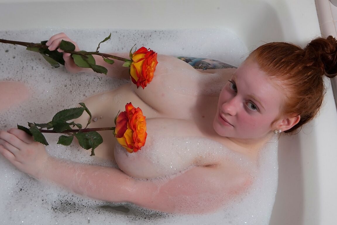 16P Pale redhead Kaycee Barnes displays her large boobs and butt during a bath