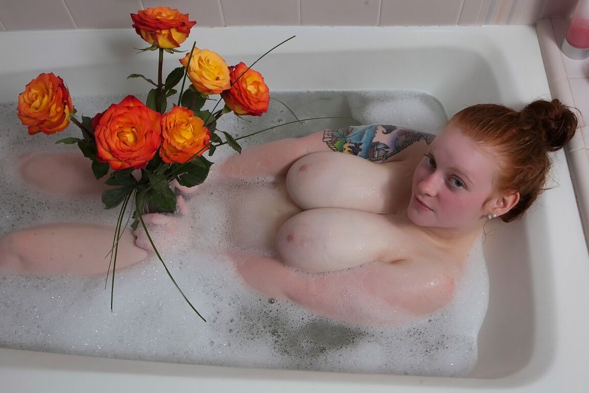 16P Pale redhead Kaycee Barnes displays her large boobs and butt during a bath