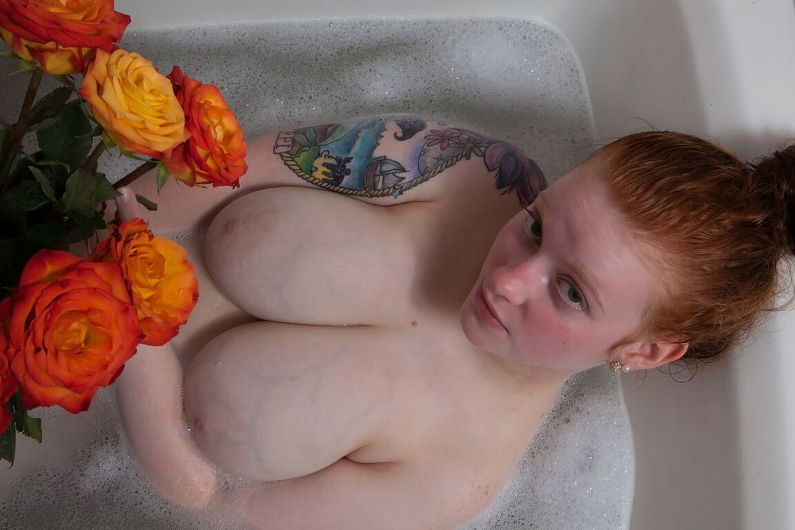 16P Pale redhead Kaycee Barnes displays her large boobs and butt during a bath