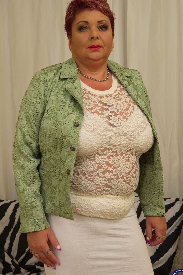 16P Dona de casa gorda com cabelo curto brinca com sua buceta raspada no sofá com estampa de zebra