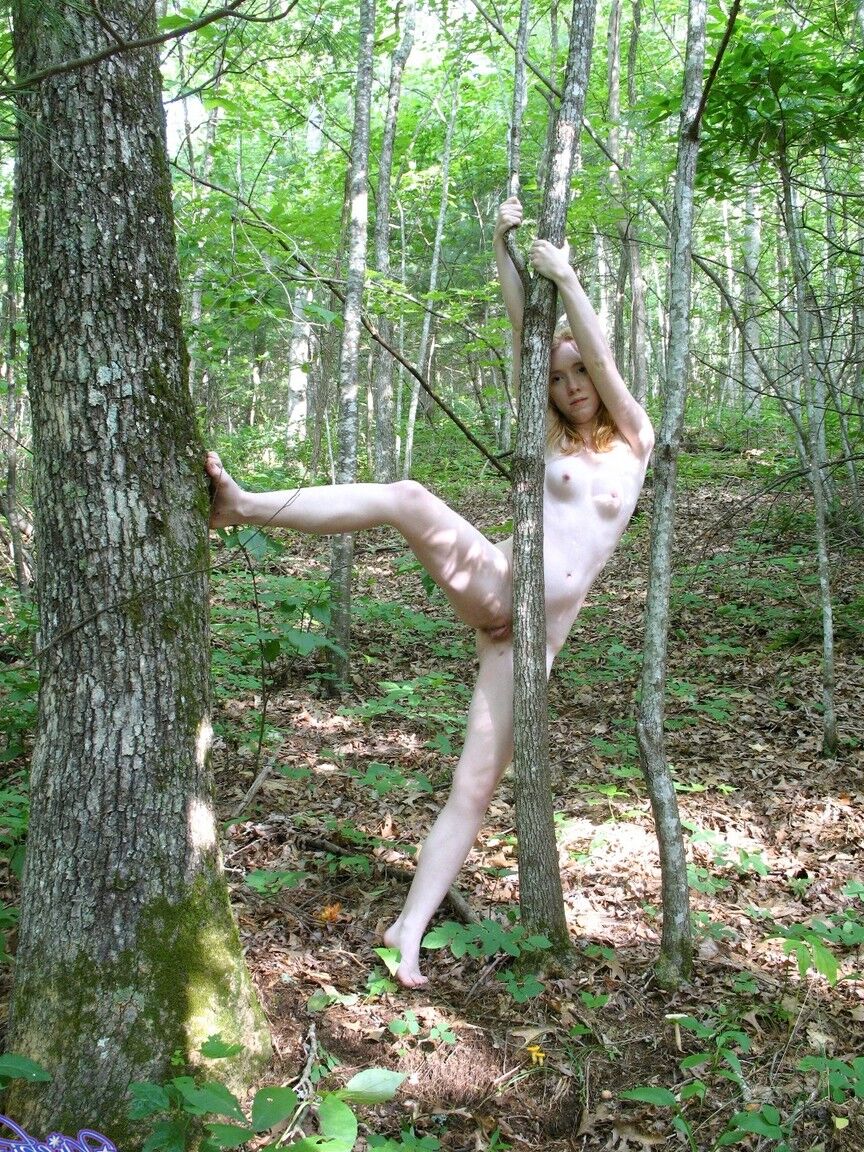 21P La rubia traviesa Nicki Blue se burla desnuda con su pequeño cuerpo en el bosque