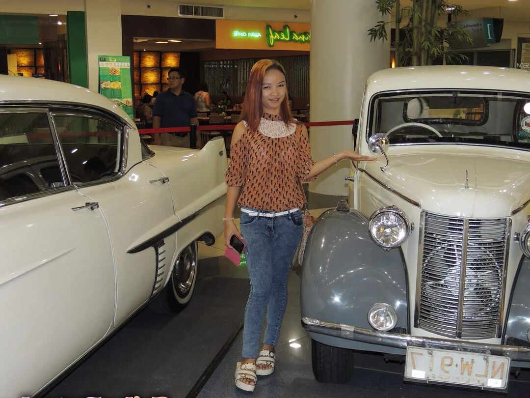 15P Jovem asiática liberta seu corpo núbil das roupas após show de carros antigos