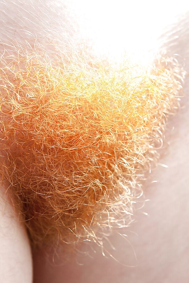 16P La joven pelirroja Janet acaricia sus grandes tetas naturales al aire libre después de desnudarse