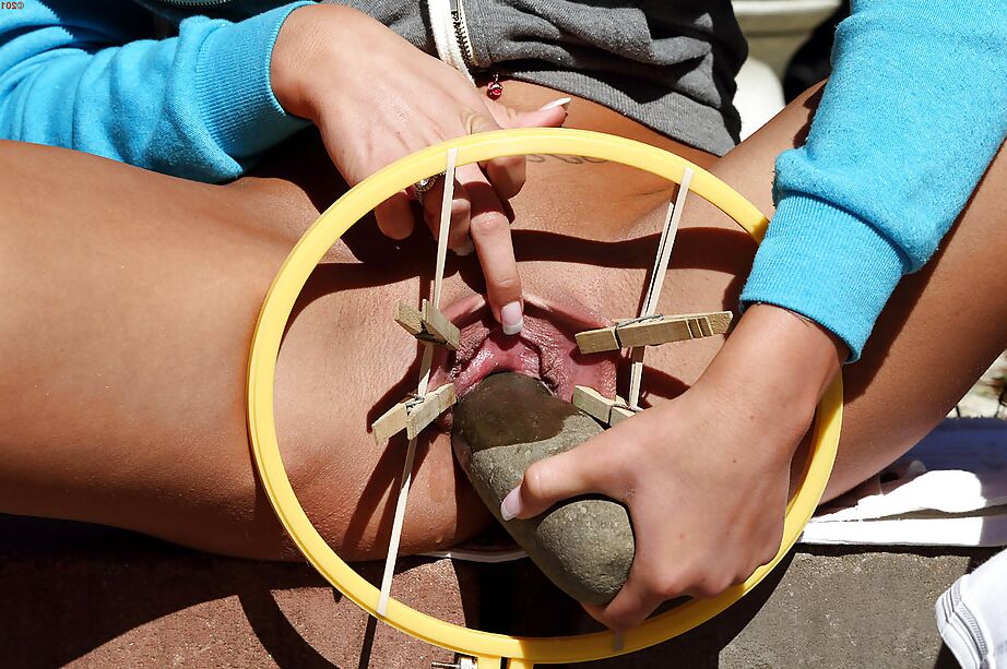 15P A linda fofa August Ames está batendo em sua buceta com uma pedra!
