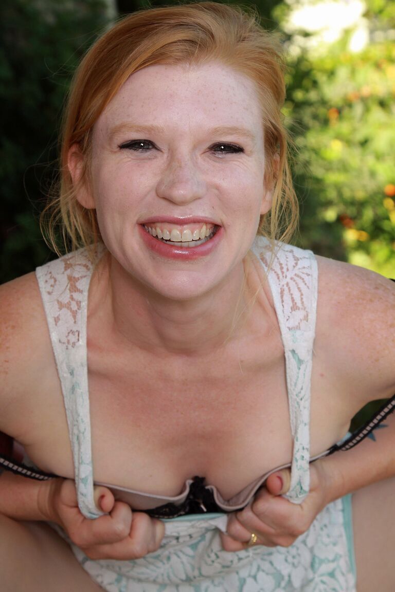21P Madison Young, jeune gingembre, enlève sa robe et ses sous-vêtements pour montrer ses courbes.