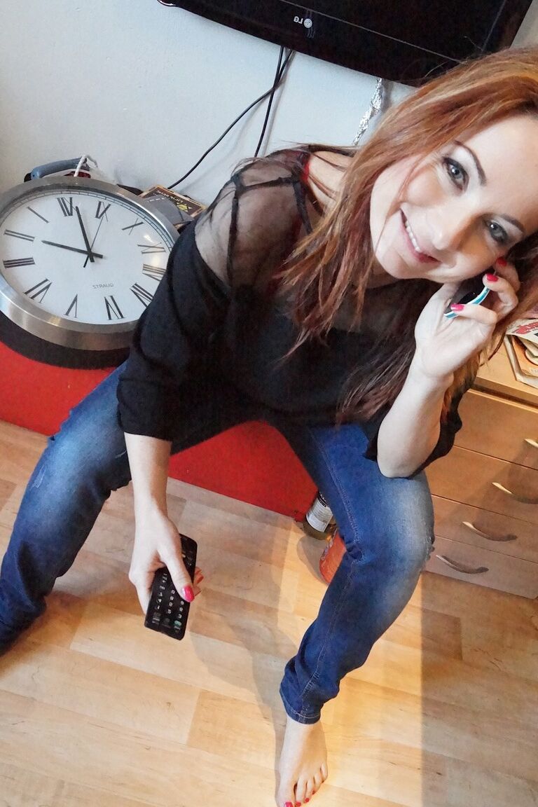20P 44 anos MILF Jessica Red exibindo seus peitos grandes e flácidos