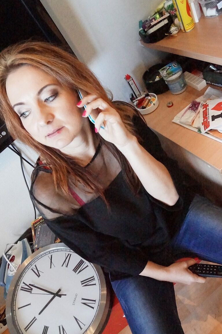 20P 44 anos MILF Jessica Red exibindo seus peitos grandes e flácidos