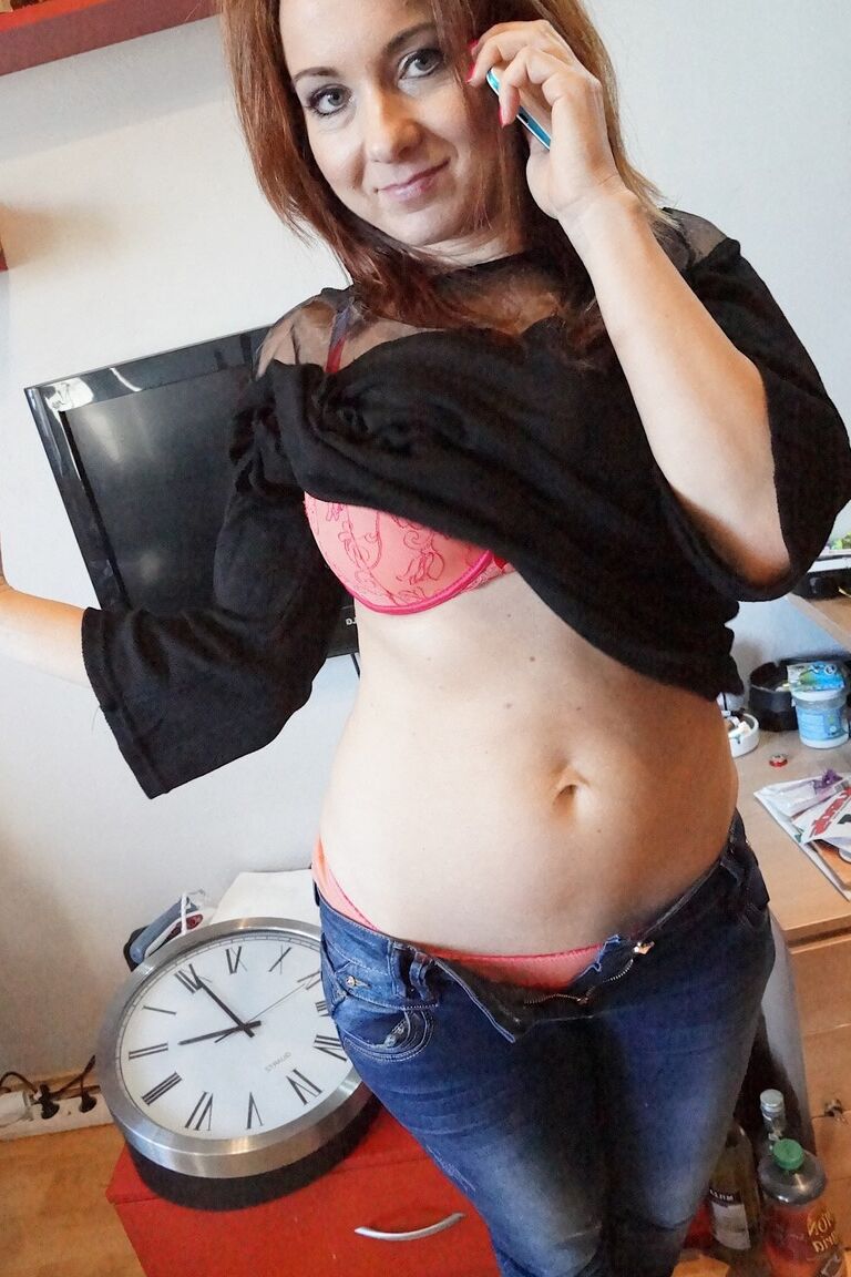 20P 44 anos MILF Jessica Red exibindo seus peitos grandes e flácidos