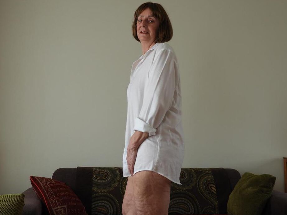 20P Abuela madura caliente Kat Kitty abriendo las piernas