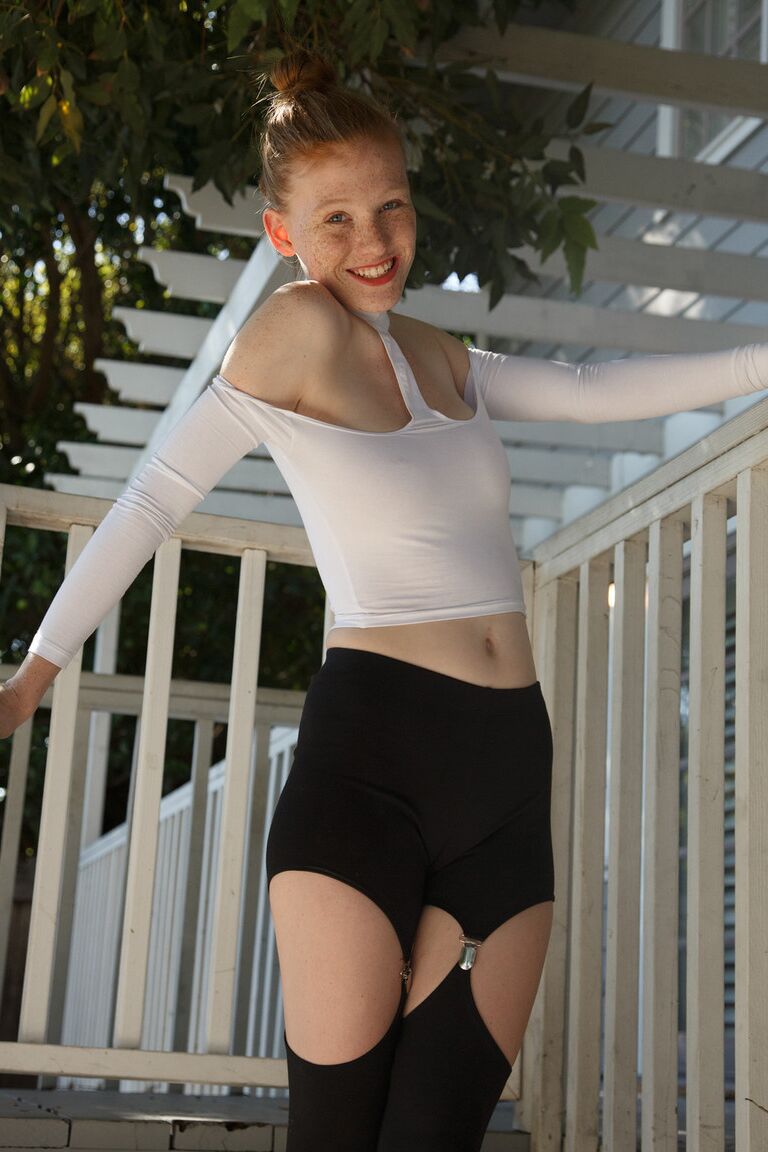 11P Super sexy Teenie-Freundin Abby Vissers posiert in ihrem heißen Outfit und ihren Dessous