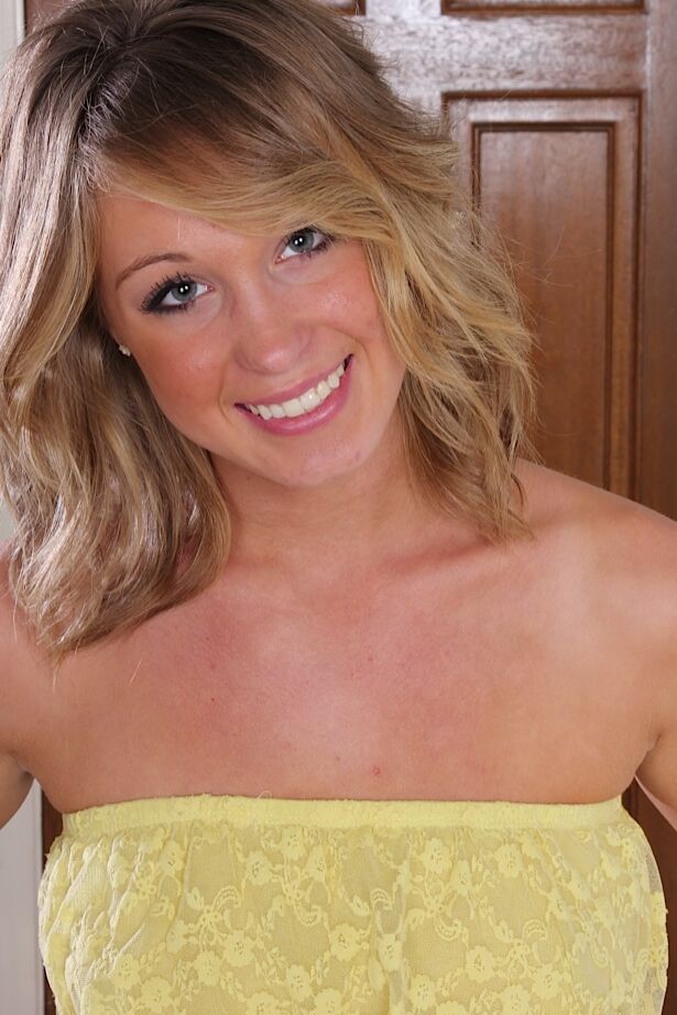15P La jolie MILF amateur Ashley Jones étale un castor chauve grand ouvert sur le sol.