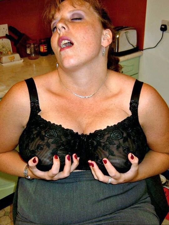 20P Ruiva mais velha BBW Curvy Claire mostra seus peitos enormes e bunda grande depois de um lanche