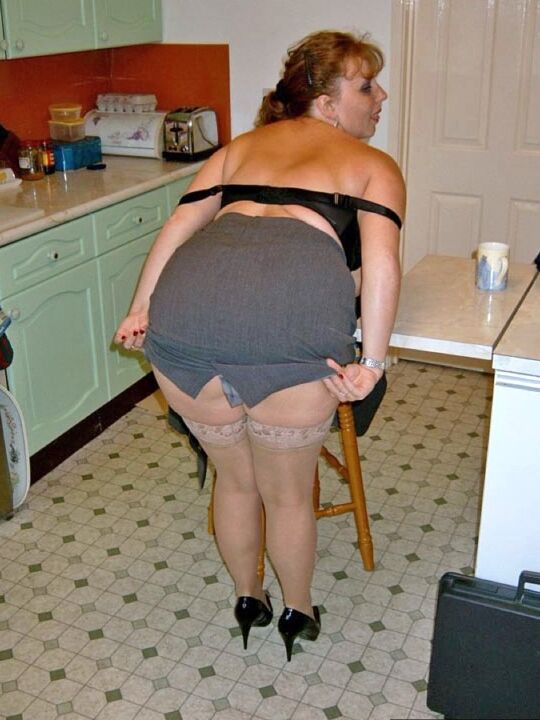20P Ruiva mais velha BBW Curvy Claire mostra seus peitos enormes e bunda grande depois de um lanche