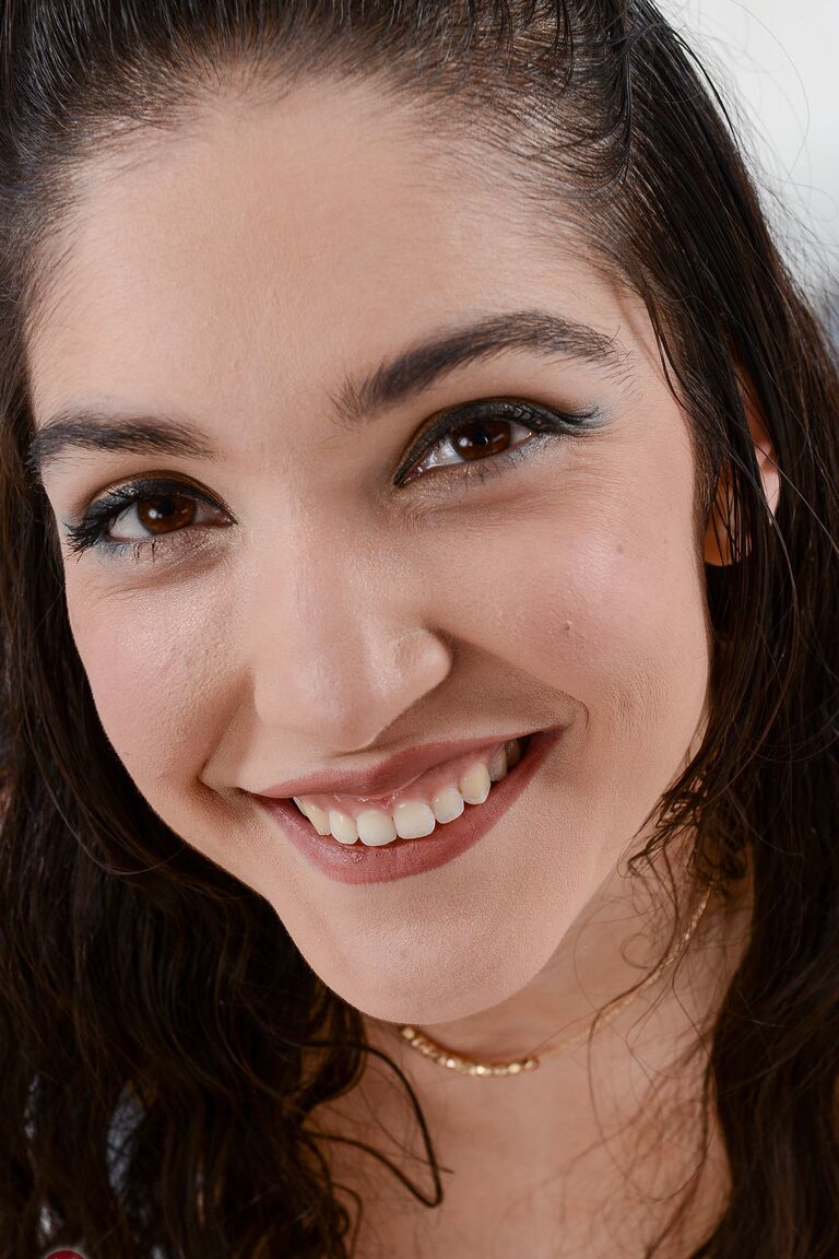 21P Morena delgada con una sonrisa sexy Jericha Jem abriendo su coño hinchado
