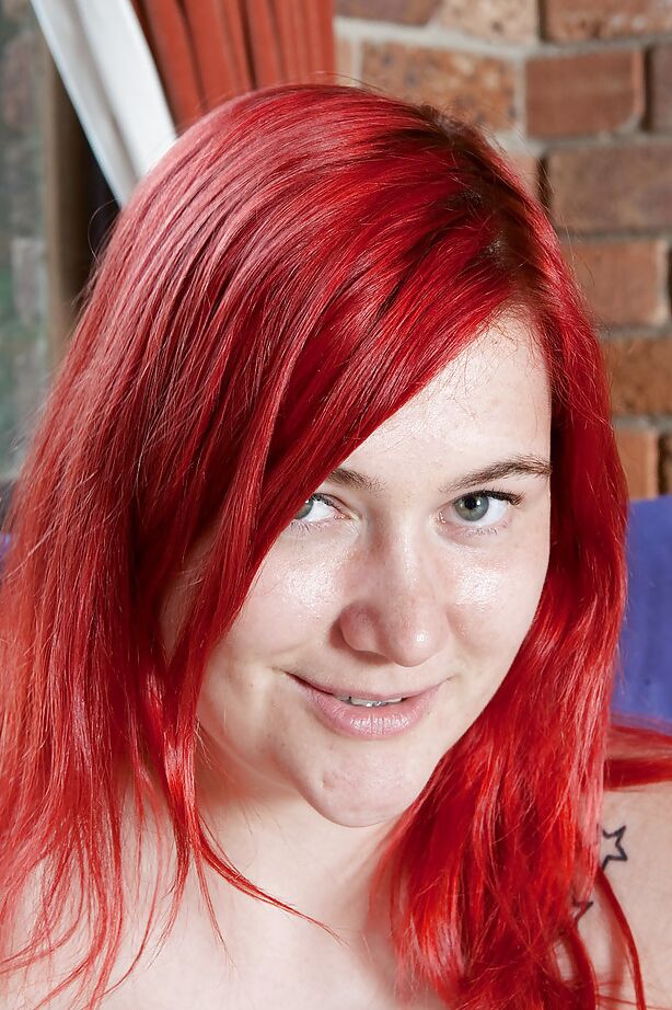 16P A adolescente ruiva gordinha Adalin mostra sua buceta inchada e peluda e bunda gorda