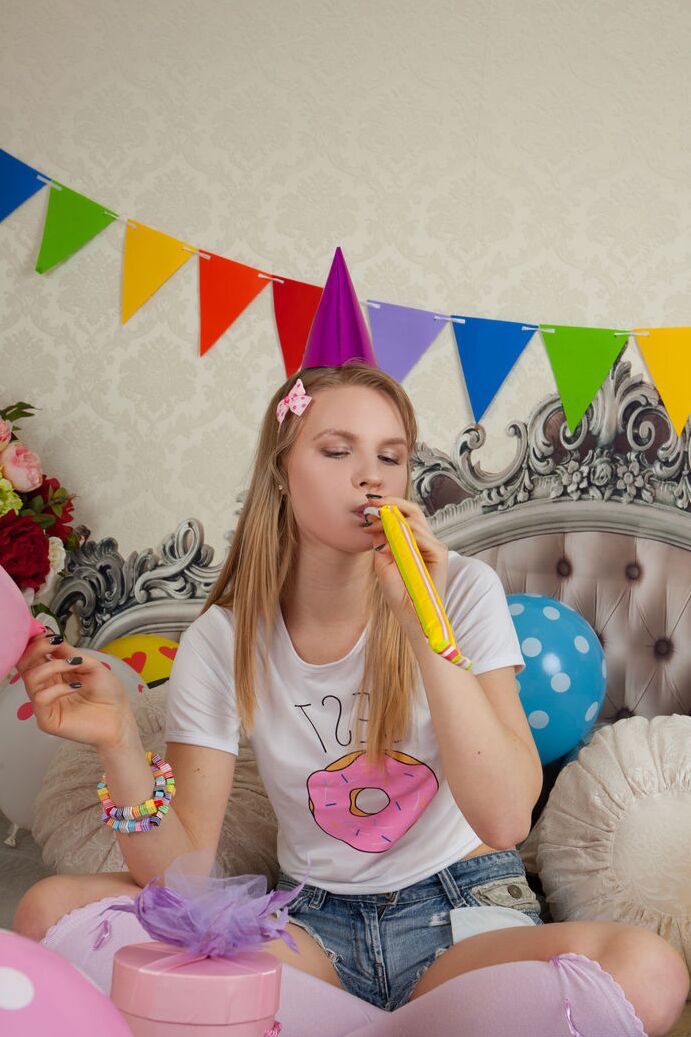 20P La joven rubia Fabi celebra cumplir 18 años posando desnuda