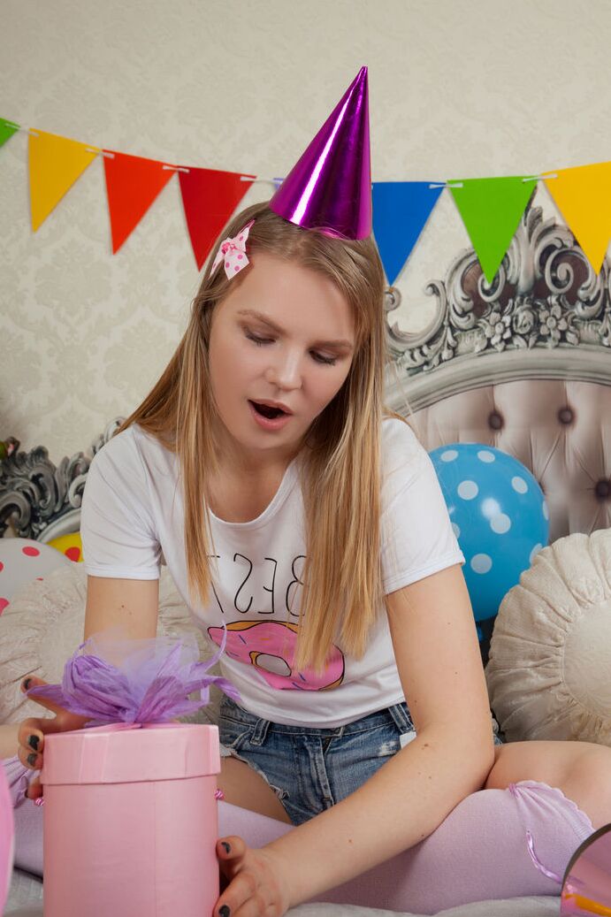 20P La joven rubia Fabi celebra cumplir 18 años posando desnuda