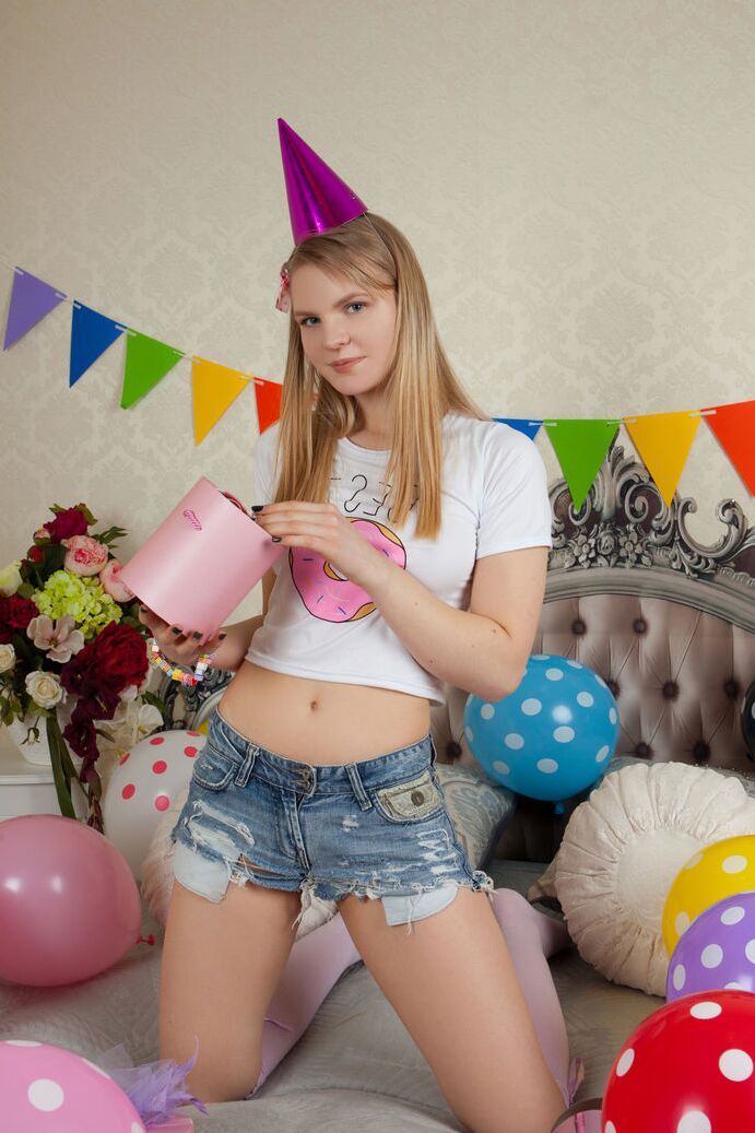 20P La joven rubia Fabi celebra cumplir 18 años posando desnuda