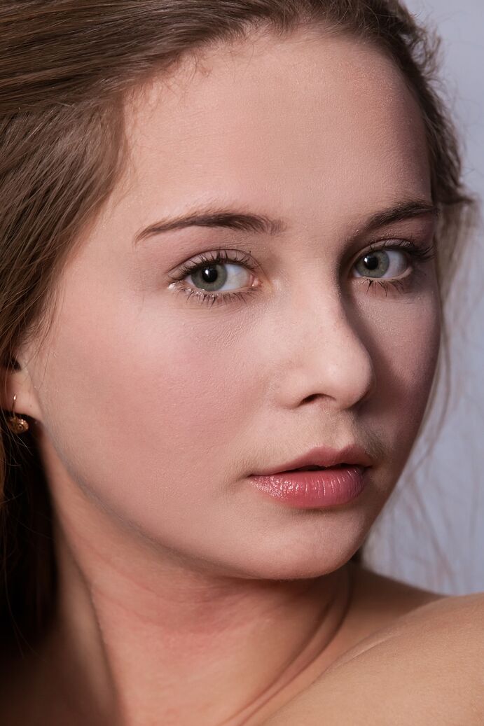 20P Kristy, une adolescente solo, fait des débuts mémorables en tant que mannequin nue