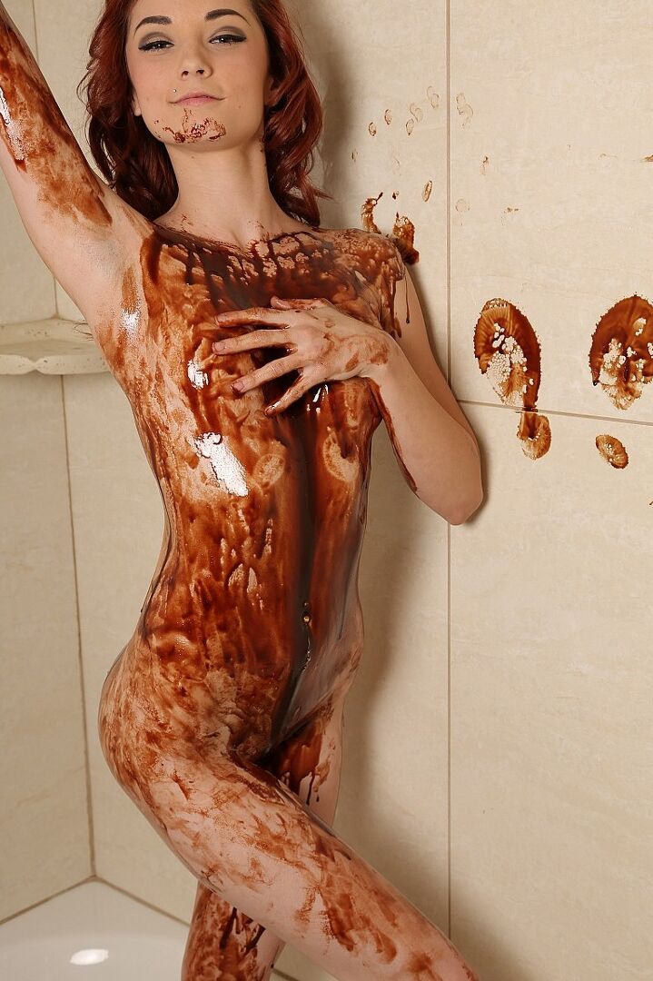 12P Kylie Cole, rousse nue, couvre son corps et de la sauce au chocolat dans une baignoire
