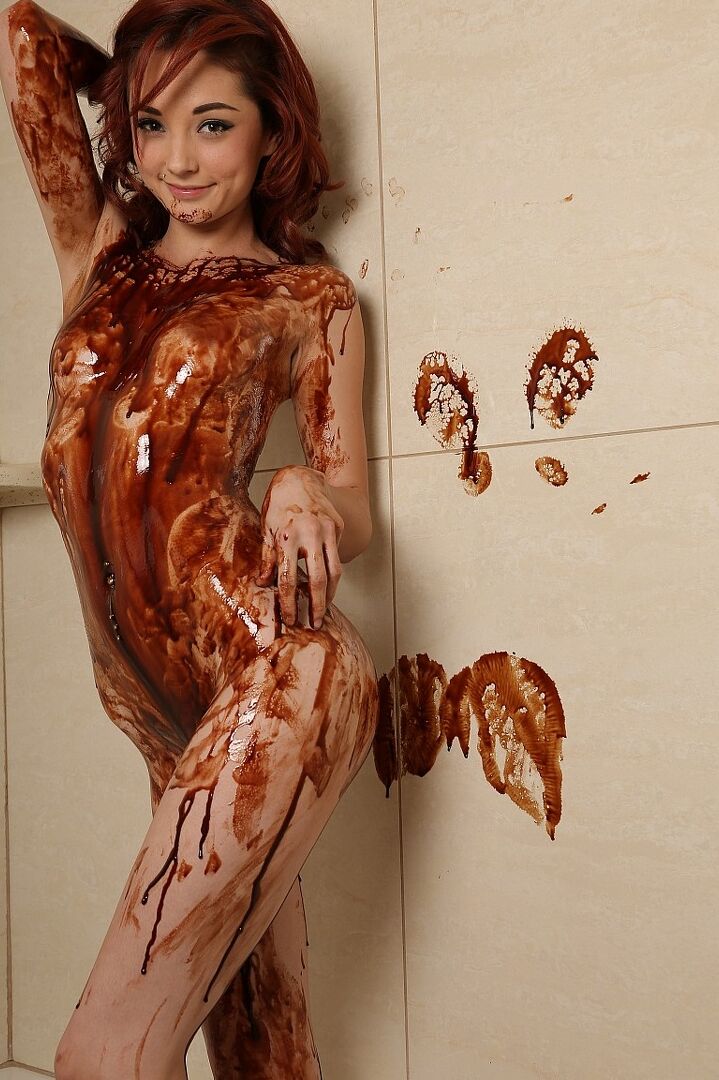 12P Kylie Cole, rousse nue, couvre son corps et de la sauce au chocolat dans une baignoire