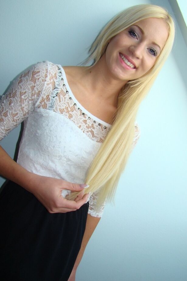 16P Une adolescente blonde enlève sa jupe et ses vêtements pour révéler sa chatte lisse