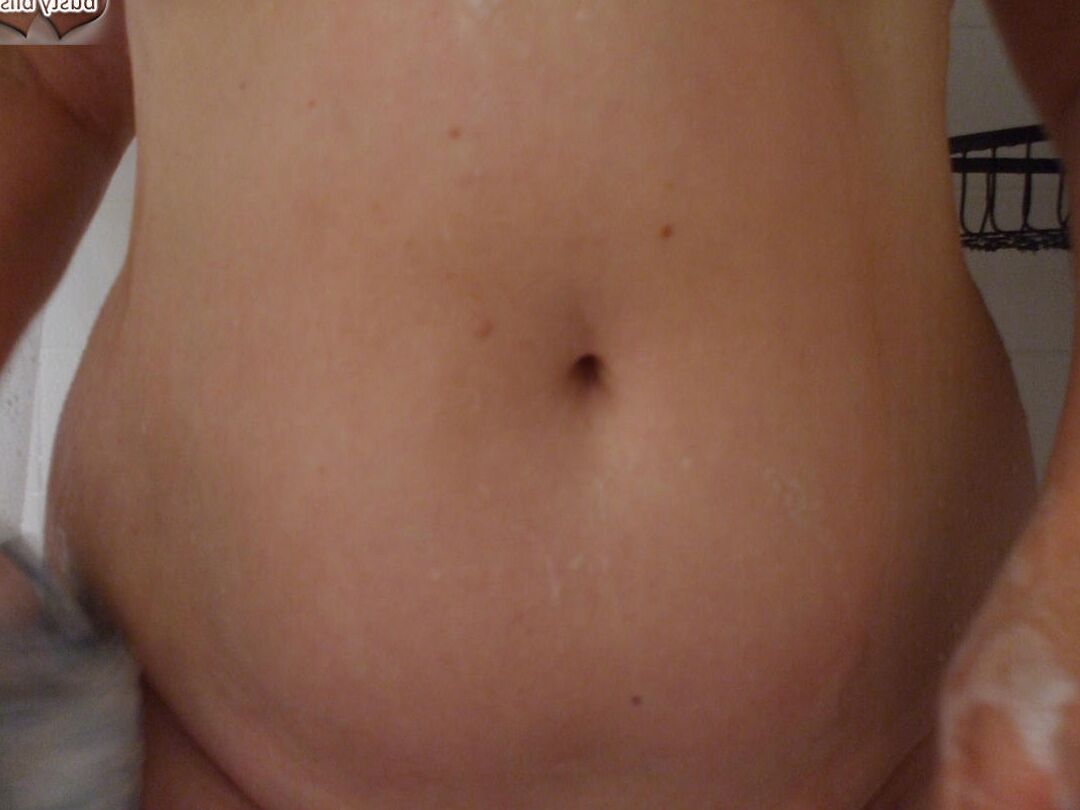 16P Madura amateur Busty Bliss se enjabona las tetas naturales mientras se ducha
