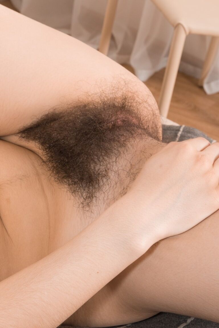 16P Ole Nina, une amatrice bien roulée, déballe de gros seins naturels avant de montrer sa chatte poilue.