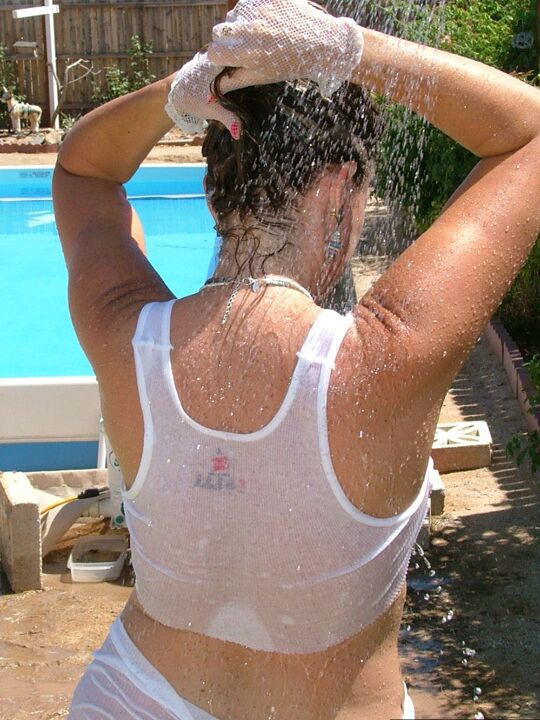 16P Sexy senhora madura Devlynn lava sua buceta perfurada com luvas com babados à beira da piscina