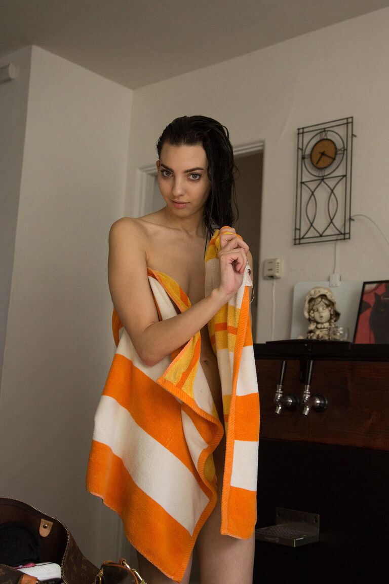 11P A namorada adolescente Araya Acosta toma banho e brinca com seu corpo sexy e totalmente natural
