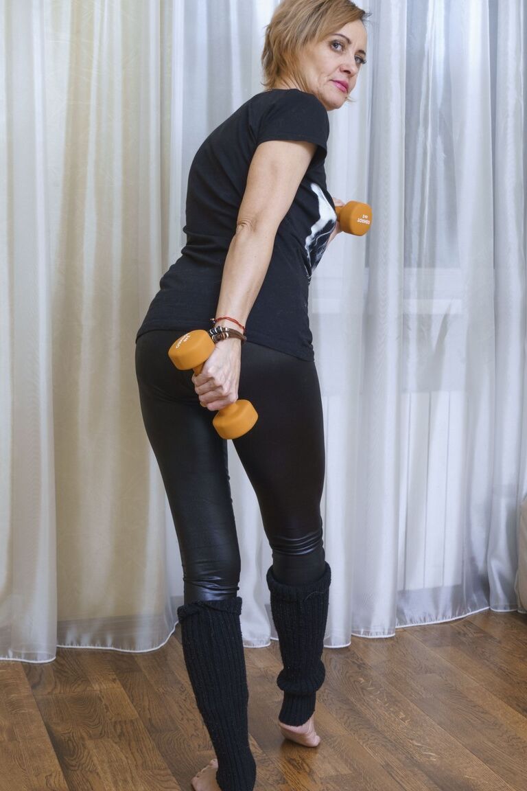 21P Mulher madura Ivanna expõe seus peitos minúsculos e exibe seu regalo peludo