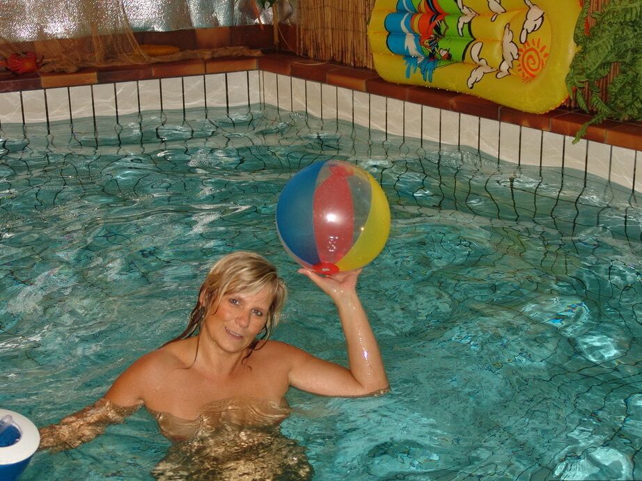 16P Sweet Susi, blonde d'âge moyen, se dirige vers la douche après un bain maigre