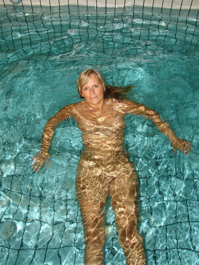 16P Sweet Susi, blonde d'âge moyen, se dirige vers la douche après un bain maigre