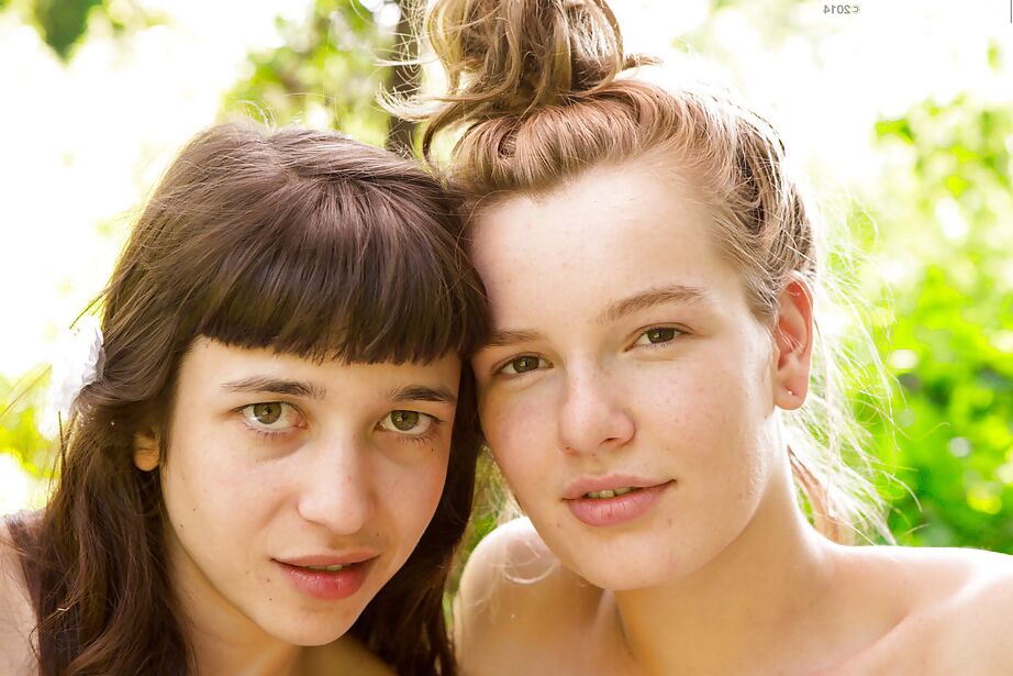 16P Lésbicas peludas Lulu e Yara vão ao ar livre para fazer amor naturalmente