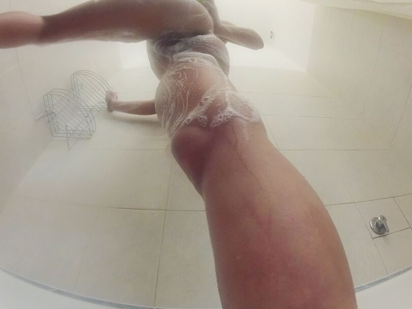 16P Mulher amadora Naomi ensaboa seus peitos grandes e arbusto no chuveiro