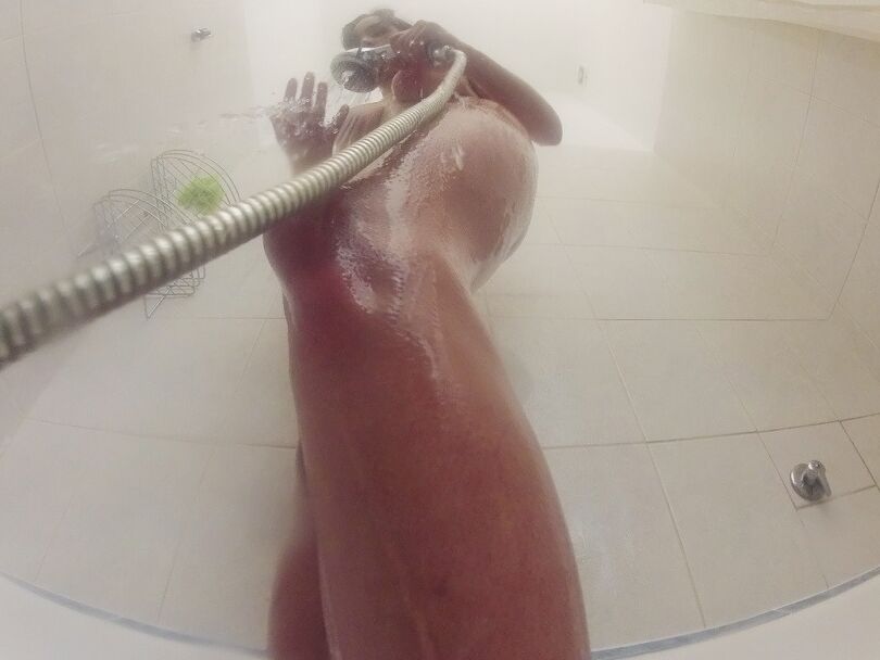 16P Mulher amadora Naomi ensaboa seus peitos grandes e arbusto no chuveiro