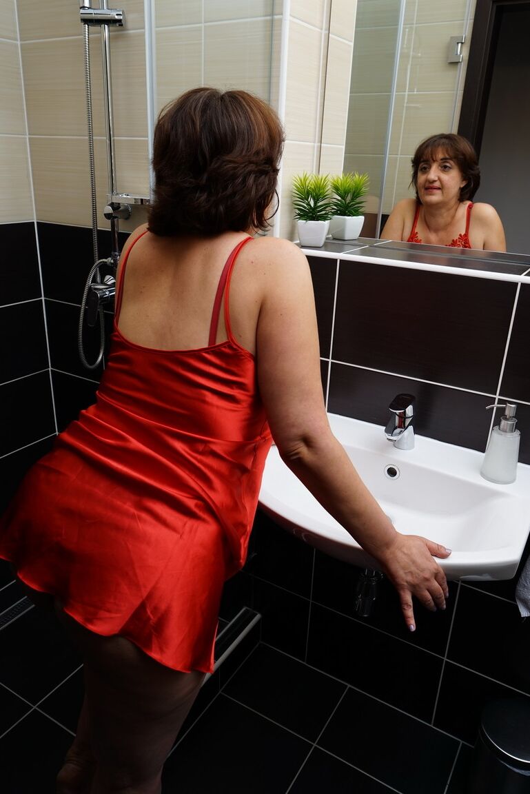 16P Mulher idosa descobre seus grandes seios naturais antes de se masturbar no chuveiro