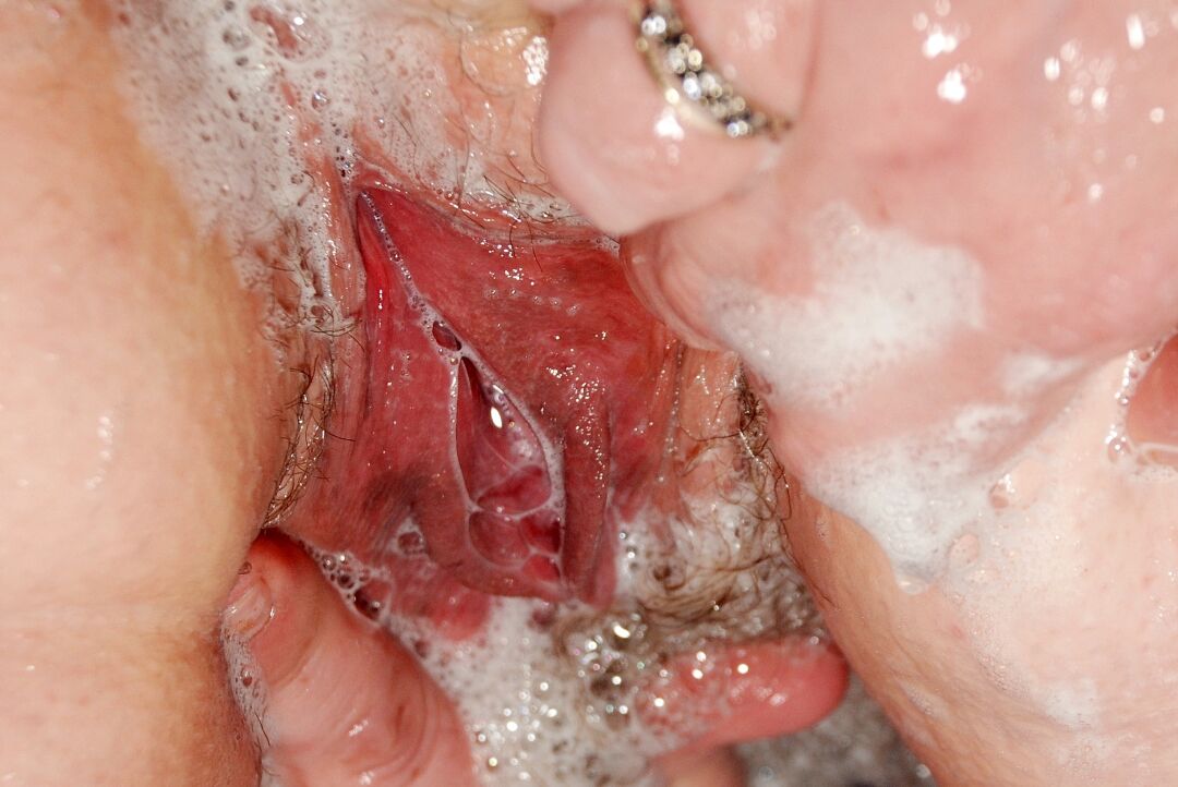 16P British amateur Juicey Janey plays with her wet pussy while bathing