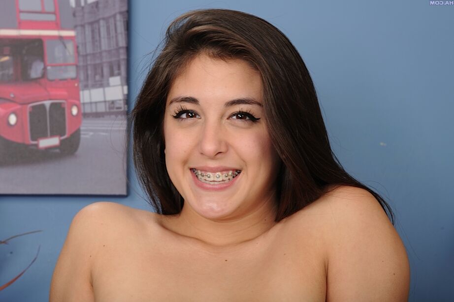 16P Gata cativante, Natalie Monroe exibindo generosamente seus presentes sensuais
