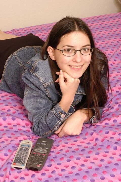 20P Larisa, la alumna vestida con gafas, se desnuda para posar desnuda de rodillas