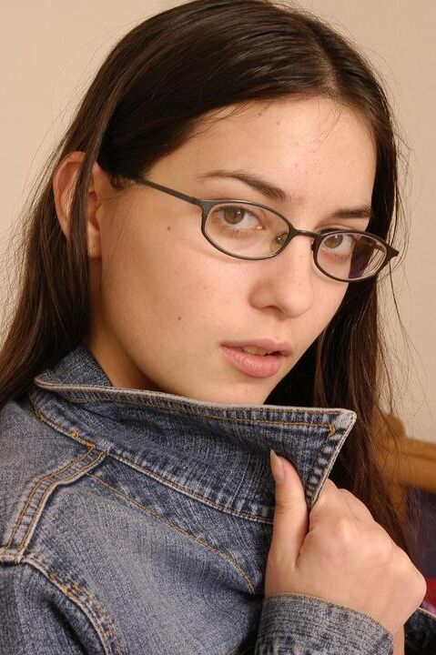 20P Larisa, la alumna vestida con gafas, se desnuda para posar desnuda de rodillas