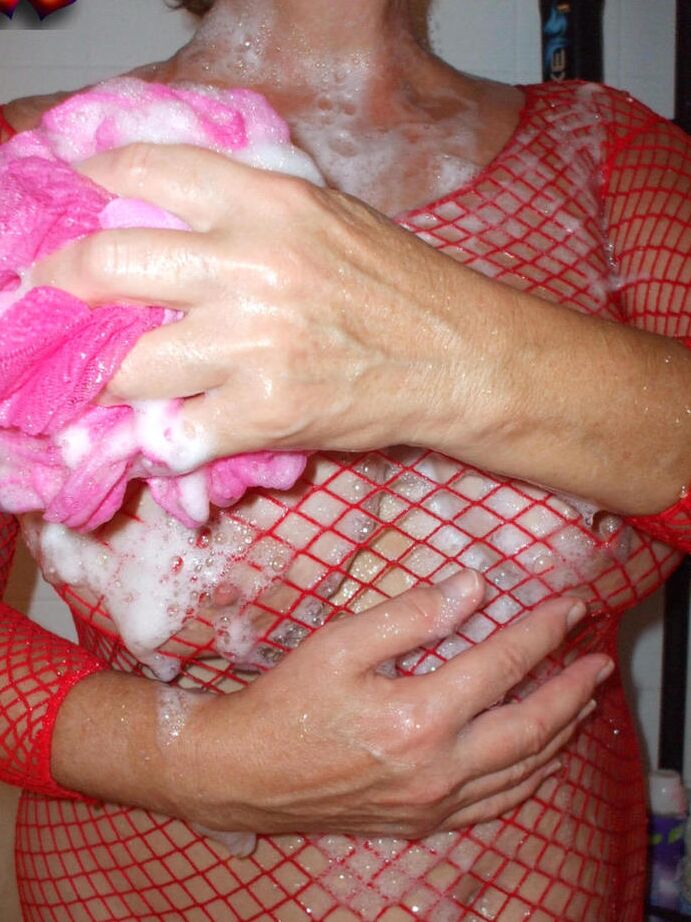 20P Amadora mais velha Busty Bliss ensaboa os seios em um vestido de malha