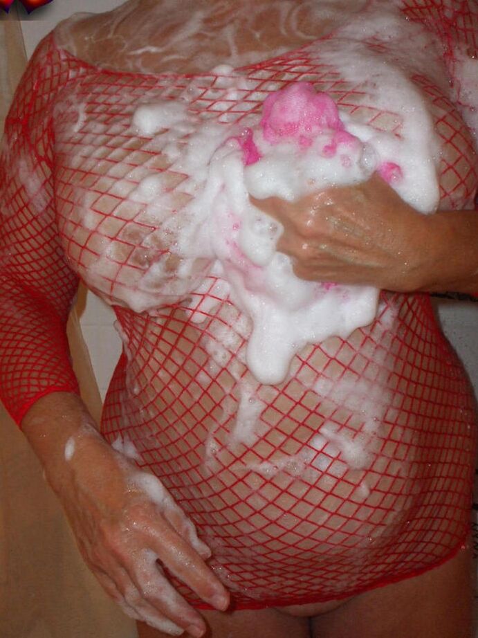 20P Amadora mais velha Busty Bliss ensaboa os seios em um vestido de malha