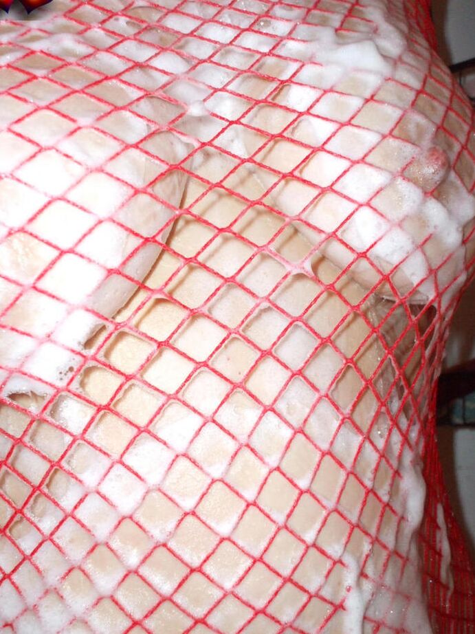 20P Amadora mais velha Busty Bliss ensaboa os seios em um vestido de malha