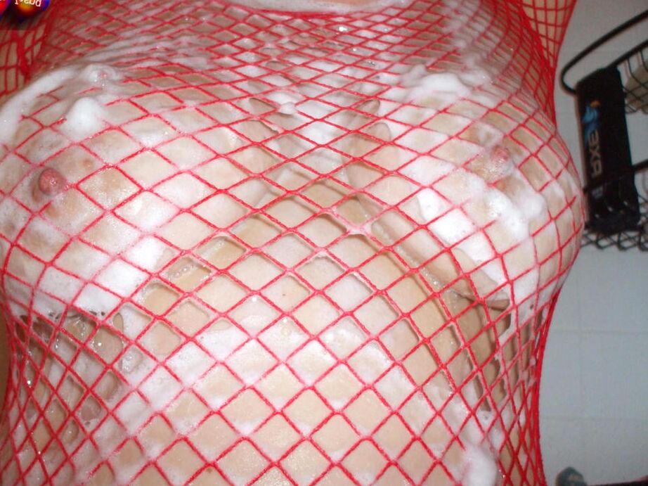 20P Amadora mais velha Busty Bliss ensaboa os seios em um vestido de malha